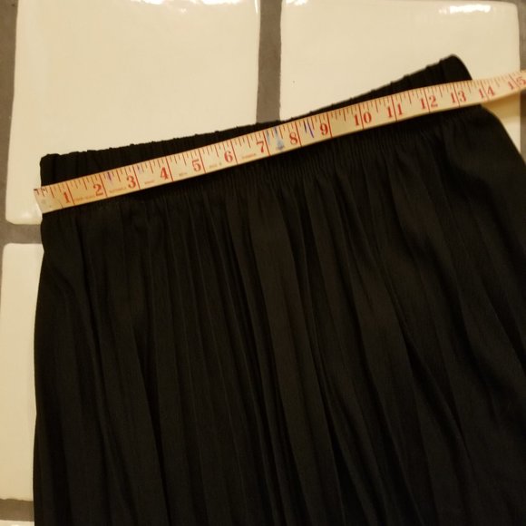 Posh Black Pleated Skirt - Picture 3 of 5